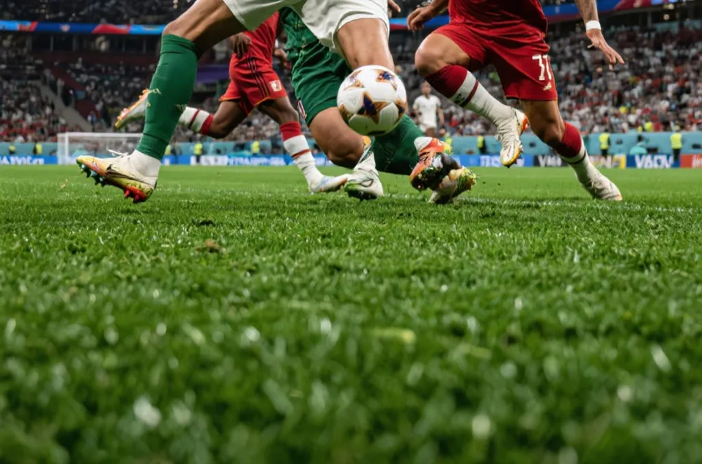 足球场上的激烈拼抢瞬间